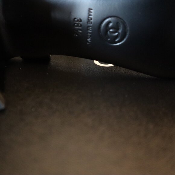 Chanel 23C Black Sandals T-Strap Pearl CC Leather Grosgrain Block Heel Size 8.5 - Picture 9 of 15